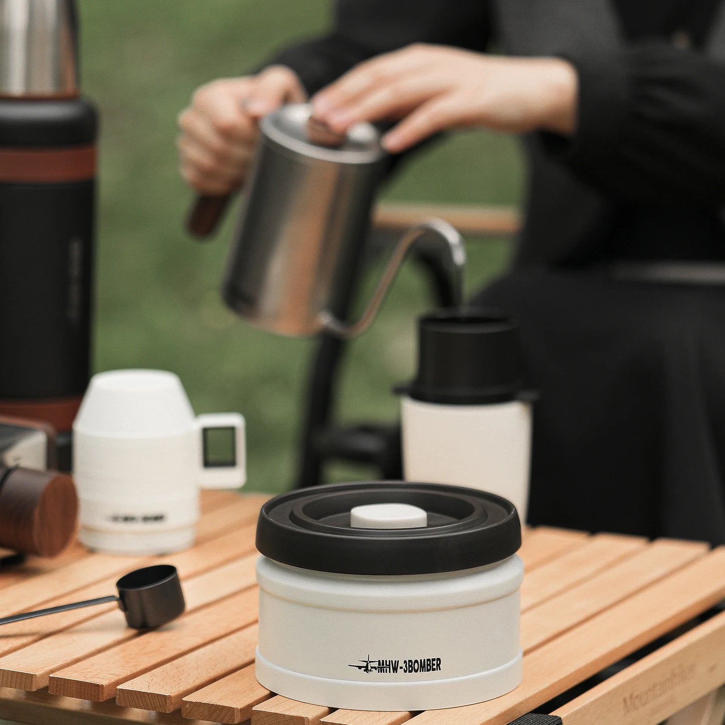 MHW-3BOMBER Manual Vacuum Coffee Storage Container