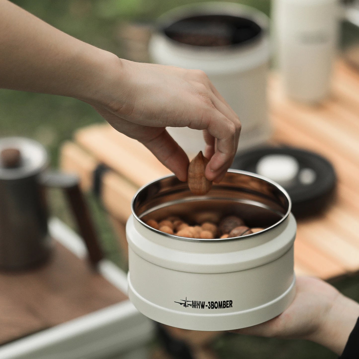 MHW-3BOMBER Manual Vacuum Coffee Storage Container